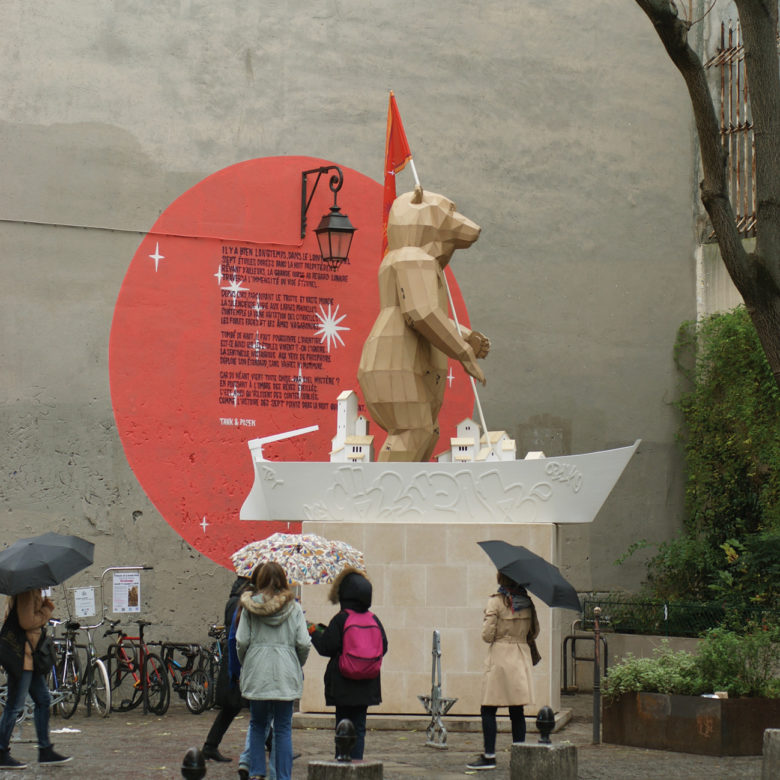 sculpture monumentale de l'odyssée de la grande ourse en carton à Paris